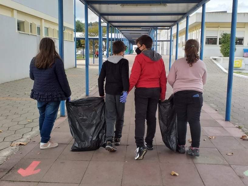 aecister's tweet photo. Cidadania

Duas vezes por semana, um grupo de alunos da EB2,3 Frei Estêvão, por iniciativa própria, ocupa parte da sua hora de almoço para realizar uma recolha de lixo nos espaços da escola.
Parabéns a esta excelente equipa que contribui para uma escola melhor e mais saudável. https://t.co/4sWqvdMXMT