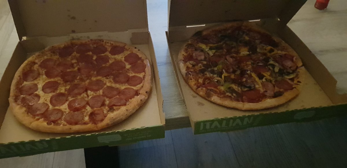 daantje_020's tweet photo. Pizza and netflix time 👌
We geven gewoon corona de schuld vd extra kilo's 😁
#food #pizza #extrapepperoni https://t.co/dM42mQDxMX