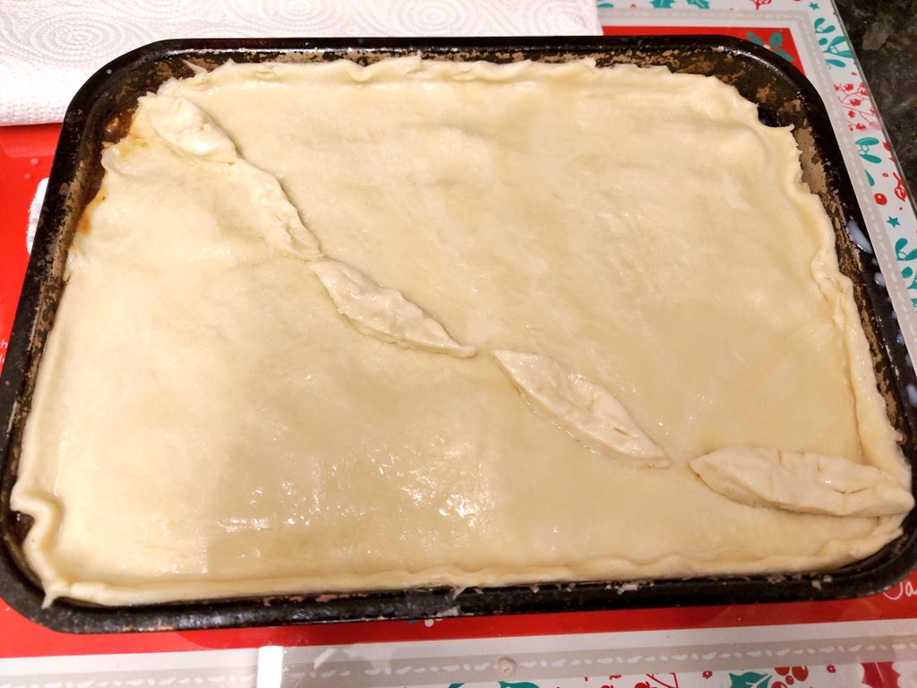 thevegansnuts's tweet photo. Just gone into the oven 😋 ❣🌱☺
#vegan #veganfoodshare #govegan #plantpowered #vegetablepie https://t.co/LeJSwVMOfj