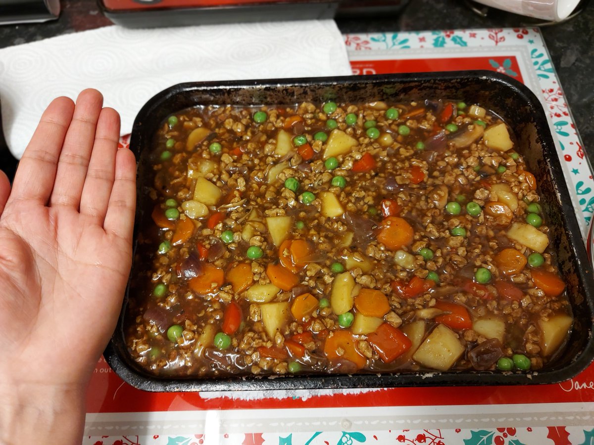 thevegansnuts's tweet photo. Just gone into the oven 😋 ❣🌱☺
#vegan #veganfoodshare #govegan #plantpowered #vegetablepie https://t.co/LeJSwVMOfj