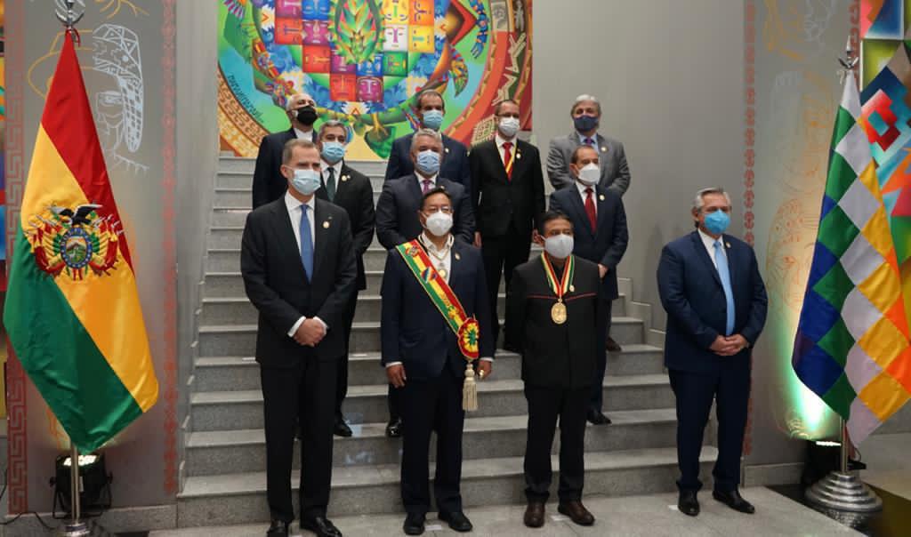 NicolasMaduro's tweet photo. Retornó la esperanza y la democracia a Bolivia con el Presidente @LuchoXBolivia y el Vicepresidente @LaramaDavid. Hermanos, desde Venezuela les deseamos a ustedes y al pueblo boliviano el mayor de los éxitos en esta nueva etapa. Es un día de fiesta para toda la Patria Grande. https://t.co/peicRQQ7Sj