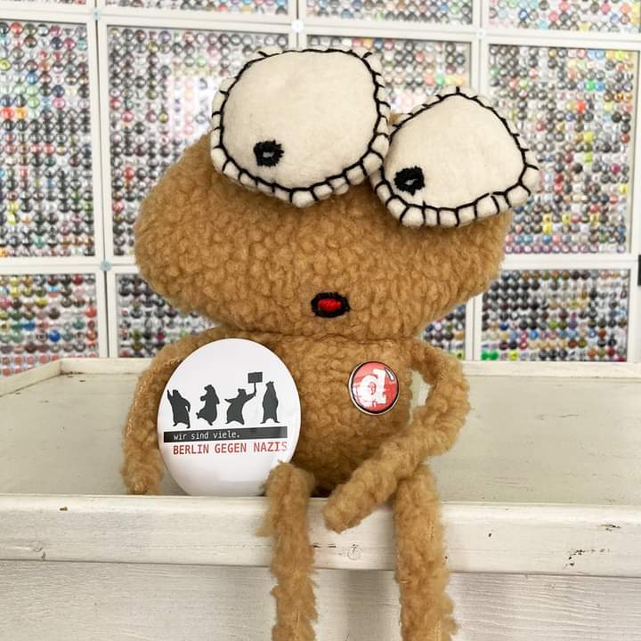 BerlingegenNazi's tweet photo. Wir haben neue Partner_innen: dailybuttons pressen tolle #Buttons - auf denen ist #keinplatzfürnazis! Wir freuen uns auf eine lebendige Partnerschaft und über die
klare Positionierung!
#wirsindviele 

https://t.co/iF7VtLNVJb https://t.co/qTdYIvhBA6