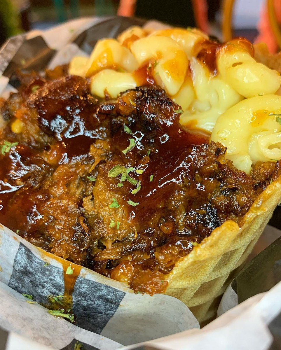 ohmlounge_nola's tweet photo. #FOMOFEST up close and personal with our Festie Kebabs! The perfect snack for when you're cheering on the @saints later 😛
Mac n' cheese, BBQ pulled pork, topped with fried onion rings in a cone! #NOLA
📷 Let Dat Girl Eat https://t.co/a0xlJcKUNf