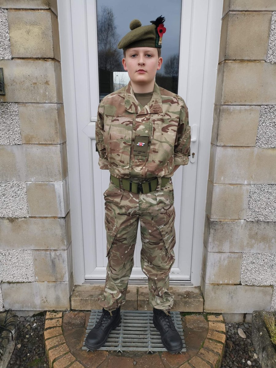 DalbeattiePr's tweet photo. Cpl Johnston from Dalbeattie and Cdt’s Moffat and Brydon-Browns from Kirkconnel completed a 2 minute silence today for Remembrance #LestWeForget #inspiretoachieve  @KirkconnelD @MindenPr @StuartThomasGr1 https://t.co/vplLsfbah4
