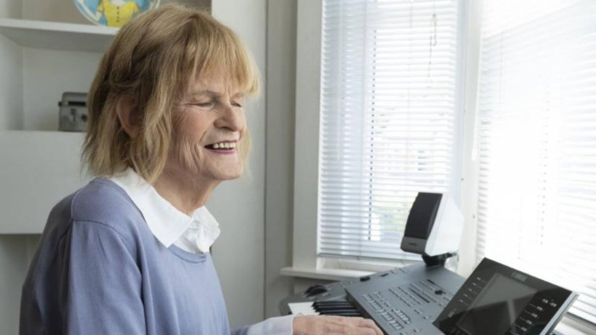 radio5_rne's tweet image. .@chrissie_artist tiene 76 años, es compositora, trans e invidente. Ahora ha dado a conocer su pieza audiovisual 'Atmosphere', que mezcla de música, danza y videoarte.

En @WisteriaLaneRNE hablan con su realizador, @FerRibes.

🏳️‍🌈 rtve.es/a/5706567