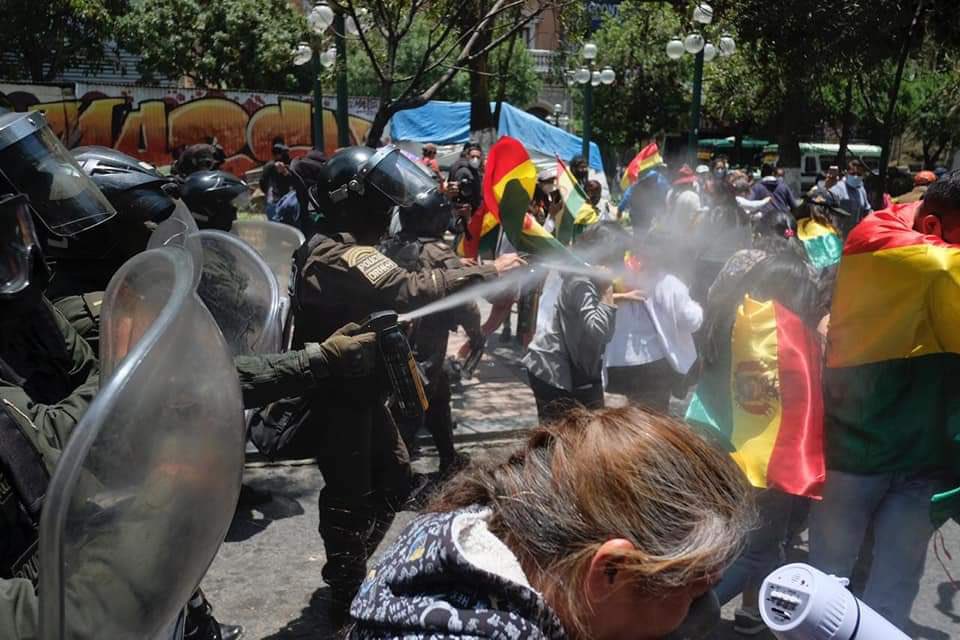 entrammbasaguas's tweet photo. A un lado cómo Nicolás Maduro reprime a los manifestantes en Venezuela. Al otro, cómo Luis Arce lo hace desde hoy en Bolivia. De la misma manera.

Acaba de llegar y no lleva ni 24 horas en el poder y ya abusa así de la Policía para reprimir a la gente. ¿Qué será lo próximo? https://t.co/8HplvqoeYU