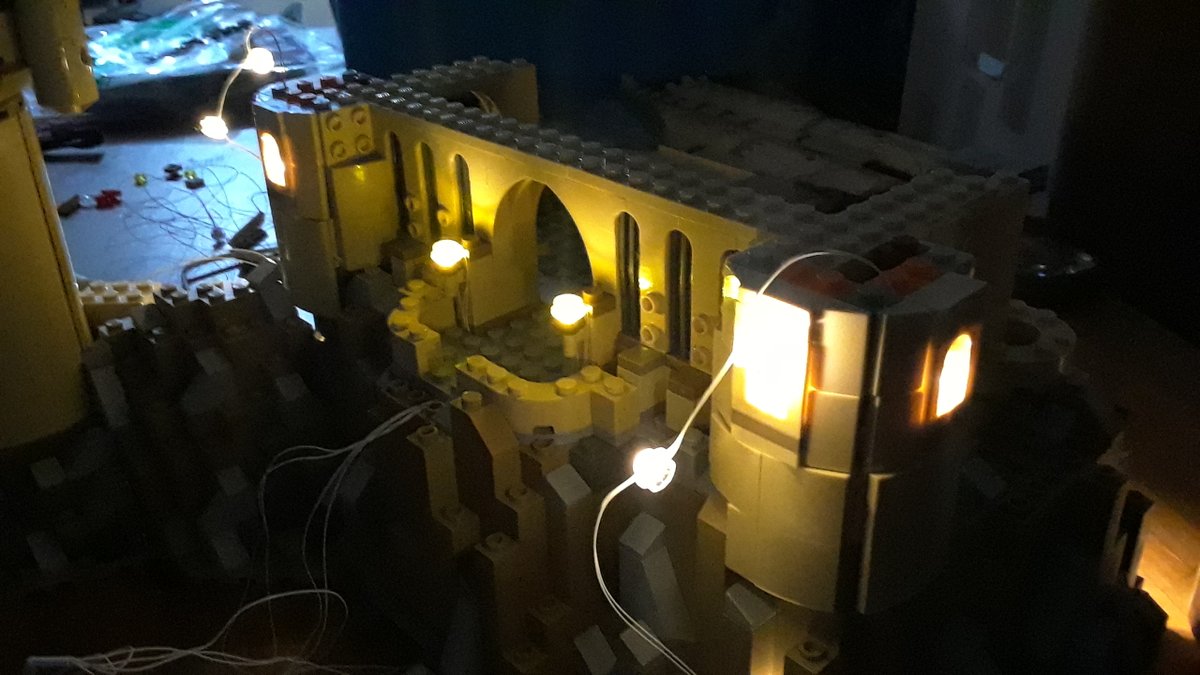 superfluffyyeti's tweet photo. Lego Hogwarts Castle Build step 31 completed with lighting. #Lego #HogwartsCastle #lelightgo #lightailing #impressive https://t.co/grcOJh419t