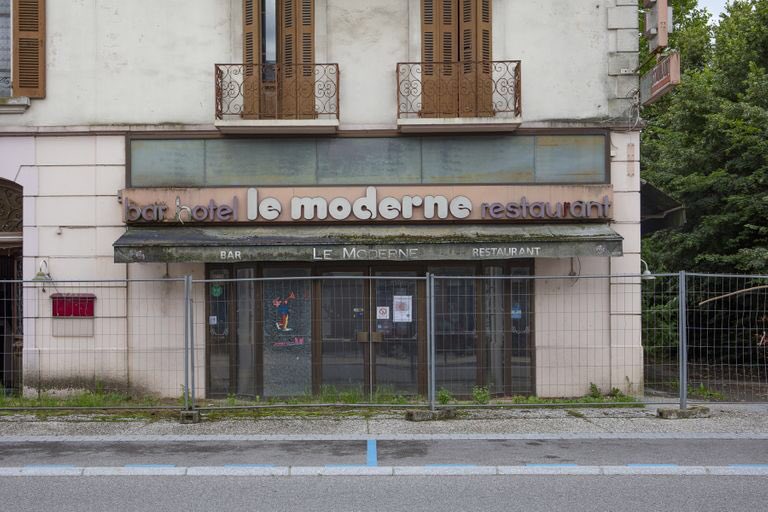 DenisCosnard's tweet photo. Bars autrefois modernes, usines fermées, immeubles comme on n’en fait plus... L’Atlas des Régions Naturelles est en ligne. Une extraordinaire plongée en photos dans une France oubliée. 
https://t.co/4av9VHQejq https://t.co/BNKGmlXUkw