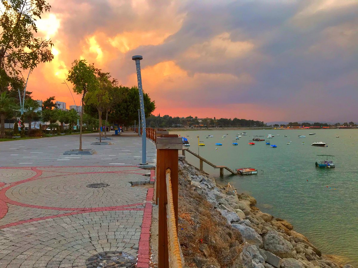 Bulutlara aşıksan, 
Yağmurlara dayanıklı olmasın !
İncitmemeli hiçbir rüzgar, yağmur, fırtına bile..