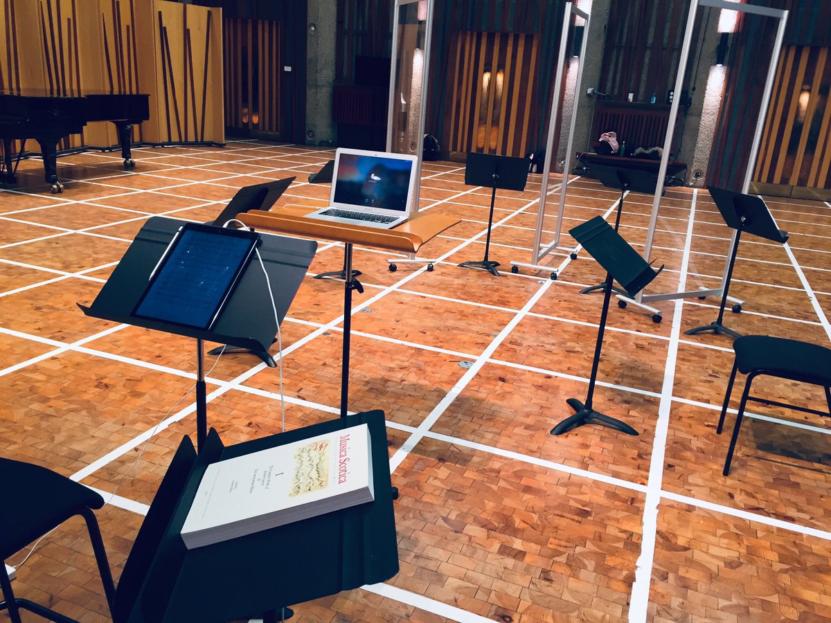 ScottishRecord1's tweet photo. Views from both sides of today’s online rehearsal - live playing in London with @guildhallschool profs and students with virtual participation in homes across Scotland 🏴󠁧󠁢󠁳󠁣󠁴󠁿🎶🖥 https://t.co/Xm4XXHvnL3