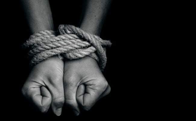 Conexnoticiasec's tweet photo. @FiscaliaEcuador procesa a 2 #exagentes de @PoliciaEcuador por presunta #detenciónilegal y #tortura a una mujer. Los hechos ocurrieron en 1994. Conozca aquí más detalles. https://t.co/g0ubYUvbIb @Cupsfire_gye https://t.co/yD6eQl1AbD
