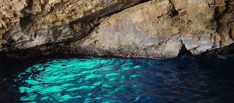 CentralElba's tweet photo. If you want to explorer every corner of the Island, you don’t forget to visit the cave “Lo Sbruffo” near the Enfola beach! It is characterized by a hole in the rock where the light enters! This fact create a very beautiful natural scenery!☀️🌊🦀 https://t.co/tSsWK9xKbW