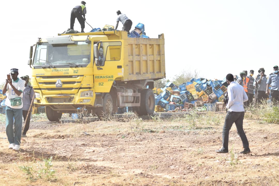 thecableng's tweet photo. PHOTOS: #Kano government destroys 1,975,000 bottles of beer worth N200m https://t.co/DnkBLNCbYk