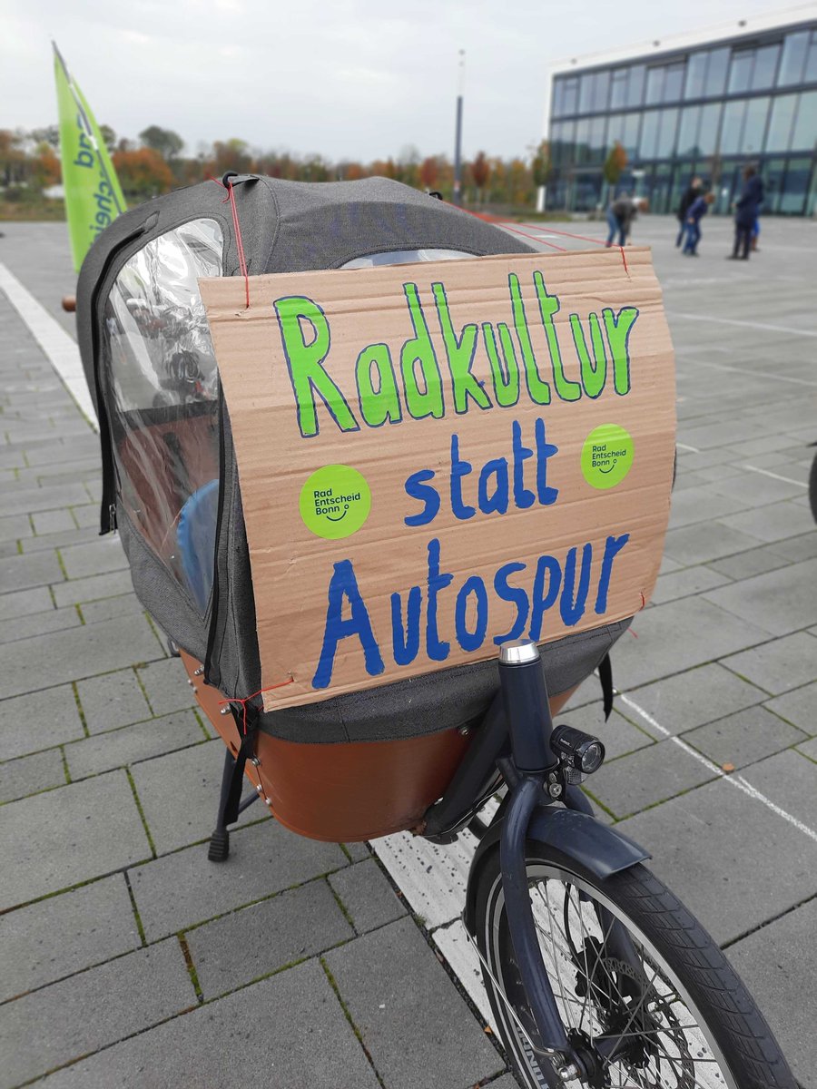 radentscheid_bn's tweet photo. Gute Stimmung heute bei der Demo gegen den Ausbau des Tausendfüßlers, natürlich unter strengen Hygieneauflagen. #Bonn braucht keine größere Autobahn, sondern ein klares Bekenntnis zur #Verkehrswende und zügige Umsetzung des #RadentscheidBonn https://t.co/4lUjHGWuzB
