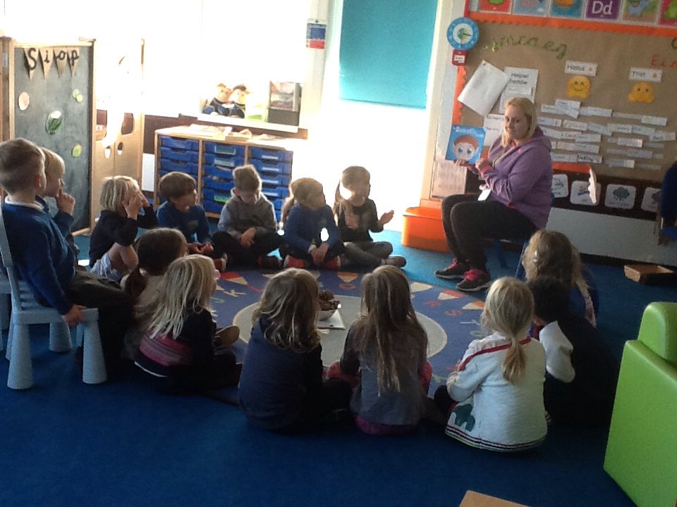 Pennardprimary's tweet photo. What a busy week in Bae Un. All having fun learning to sound and blend our new RWI words, finding different ways to make 5, asking questions about a story and using our personal details to practise logging onto HWB. Bendigedig everyone #pennPse #pennplit #pennNum #pennfun https://t.co/wbo6yi4K6o