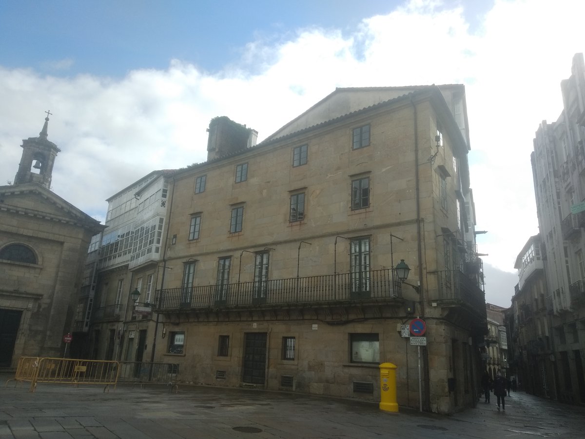 🎁✨

A 9ª Edición Mercado da Estrela rescatará da memoria espazos trascendentais da historia da cidade, como o edificio que acolleu o primeiro Consistorio de Santiago de Compostela! Reservade a data para redescubrilo e compartide con nós o Festival do Talento Galego!

✨🎁