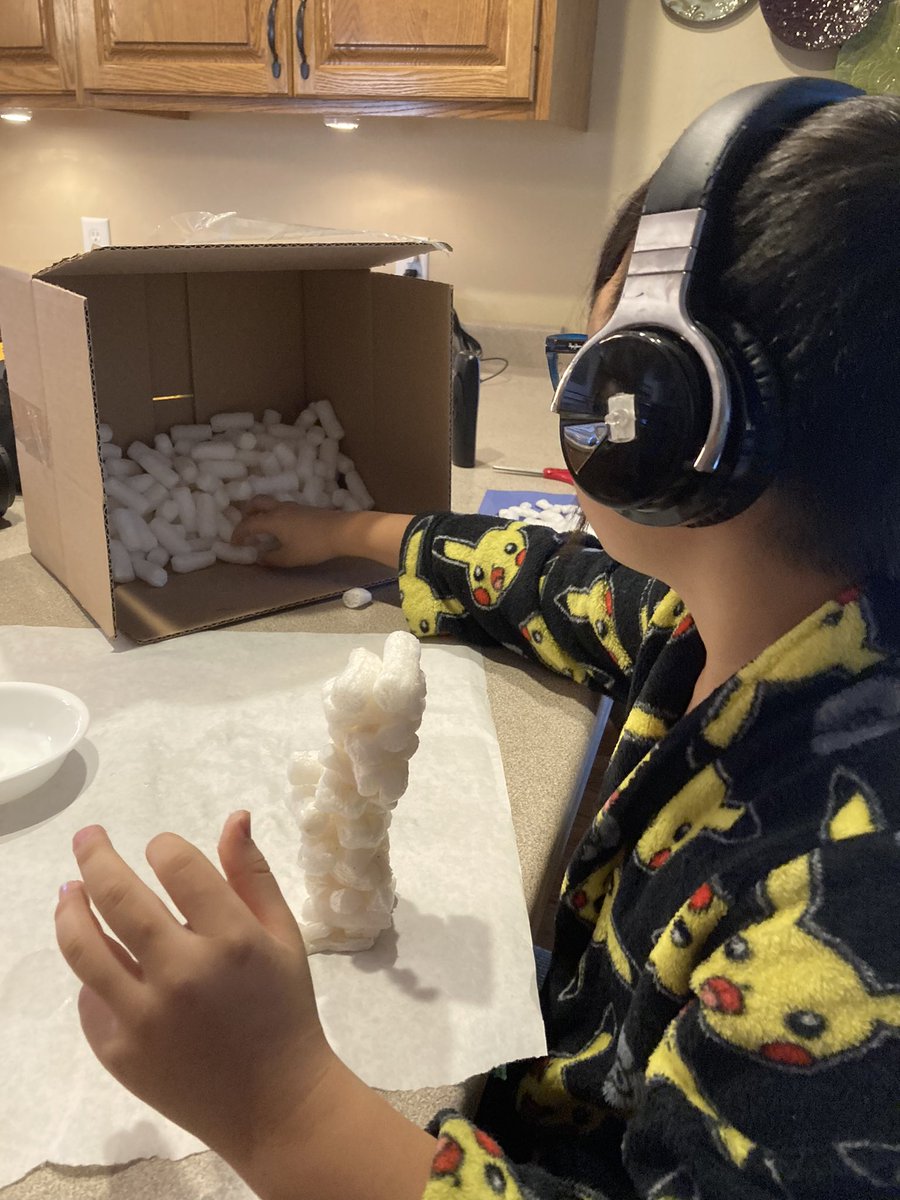 CreativeKara's tweet image. Found a box of corn braised packing peanuts. Free craft supplies! How tall can you build your tower and snowflake. #makevember