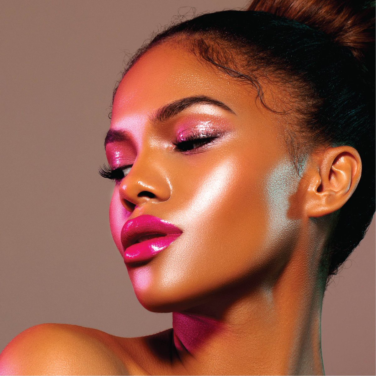 Bea10cosmetics's tweet photo. With our Be Bold powder highlighters you can sculpt, highlight, and add a gentle kiss of shimmer all with stunning results. ✨ ✨✨✨  https://t.co/GhTebKEOYF #highlighter #makeup #highlight #cosmetics #bea10 #bea10cosmetics #itsa10 #itsa10haircare https://t.co/2XKLGcFMRA