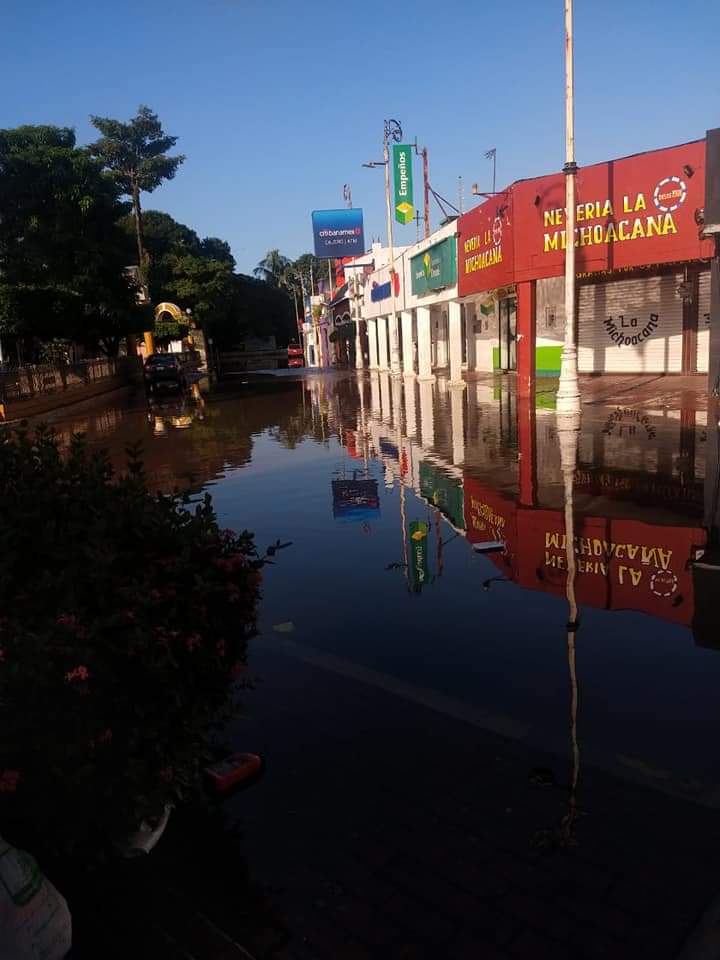 reachlystyl's tweet photo. Hola, les escribo desde Macuspana, Tabasco, México. Este municipio, necesito de su ayuda, por favor. Una colonia grande desapareció completamente en el agua, y las colonias de alrededor también como ejidos están inundados en gran parte. https://t.co/c0ZscutVm5