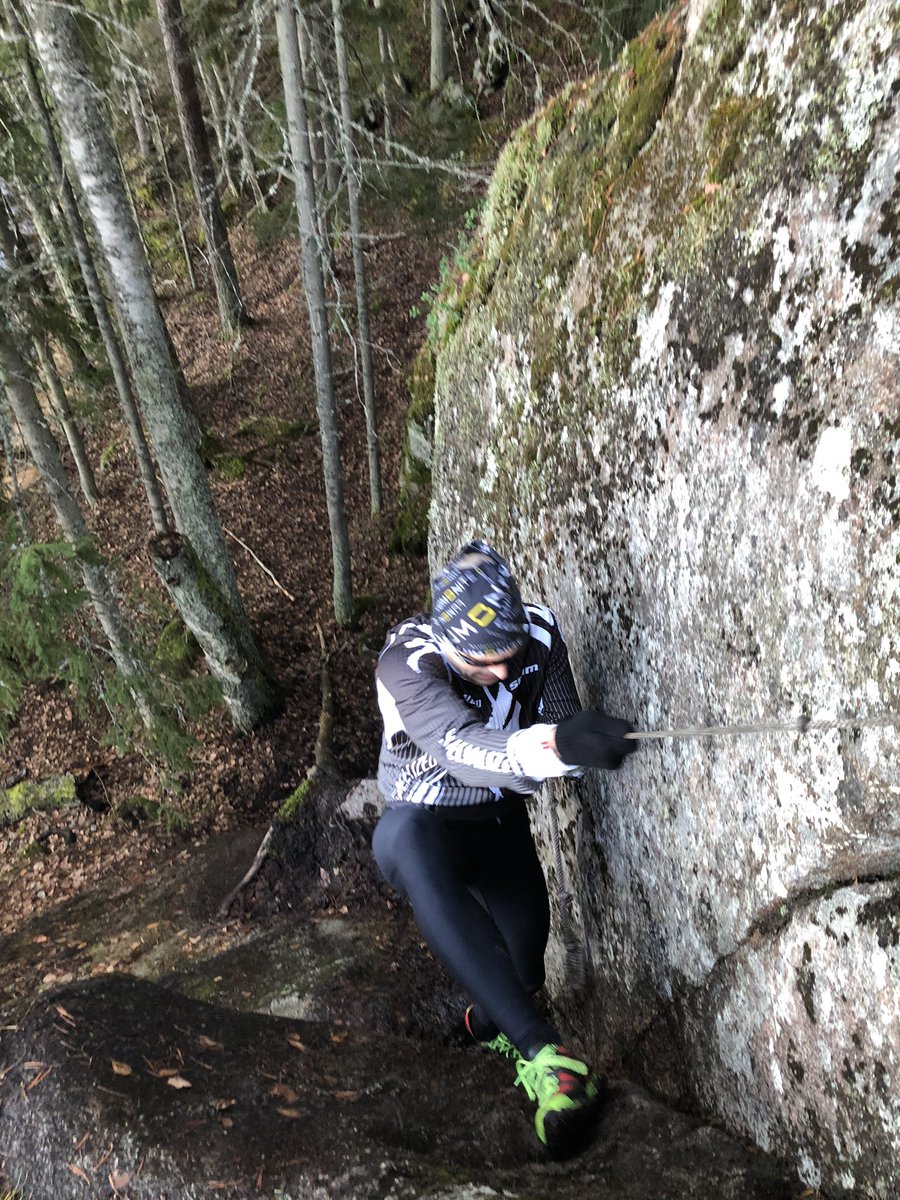 OutiHelenius's tweet photo. Huikea viikonloppu; lauantaina painonnoston alkeita ja tänään 2,5 h metsässä juoksemassa Nuuksiossa 🤩 Löytyi jälleen upeita uusia reittejä vaikka välillä mentiin myös suon läpi ja köyden kanssa alas 😅#weighlifting #learningtolift #running #dowhatmakesyouhappy #parastajustnyt https://t.co/kiPc62Ob0C