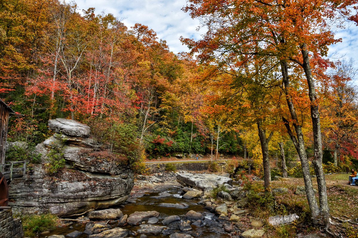 capturedbyglo's tweet photo. Fall Season never disappoints!!!! #roadtripdiaries https://t.co/rK2sTGf8cv