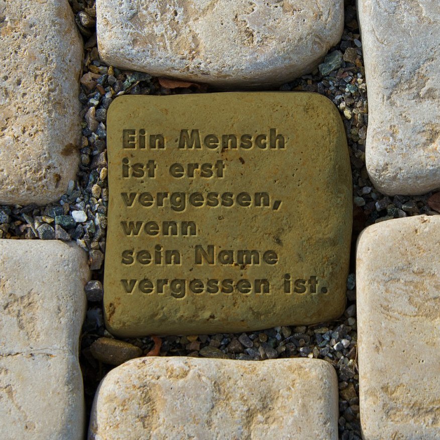 ffgr_zentrale's tweet photo. "Ein Mensch ist erst vergessen, wenn sein Name vergessen ist." 
Morgen, 9.11., jährt sich die Pogromnacht zum 82. Mal. Jedes Jahr werden die @_Stolpersteine_ in Deutschland an diesem Tag geputzt. Sie bringen uns zum “stolpern", damit wir die Ereignisse +die Namen nicht vergessen. https://t.co/epai0V8DQR