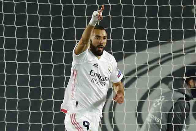 lequipe's tweet photo. Raphaël Varane et Karim Benzema titulaires avec le Real Madrid à Valence https://t.co/a1RoO2kldc https://t.co/9e91TuRQgc