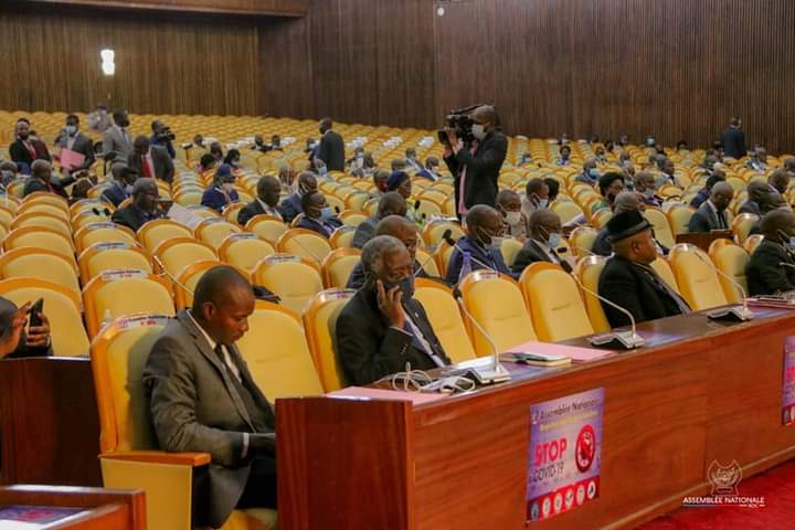 Cher(es) dép nationaux et Provinciaux, ns vos électeurs, avons suivi vos cris d'alarme au sujet du nos respects de payement de vos éléments pendant plusieurs mois. Les rares fois que vous avez été payés, ça toujours été par tranches. Aujourd'hui on vous appelle sous la toilette