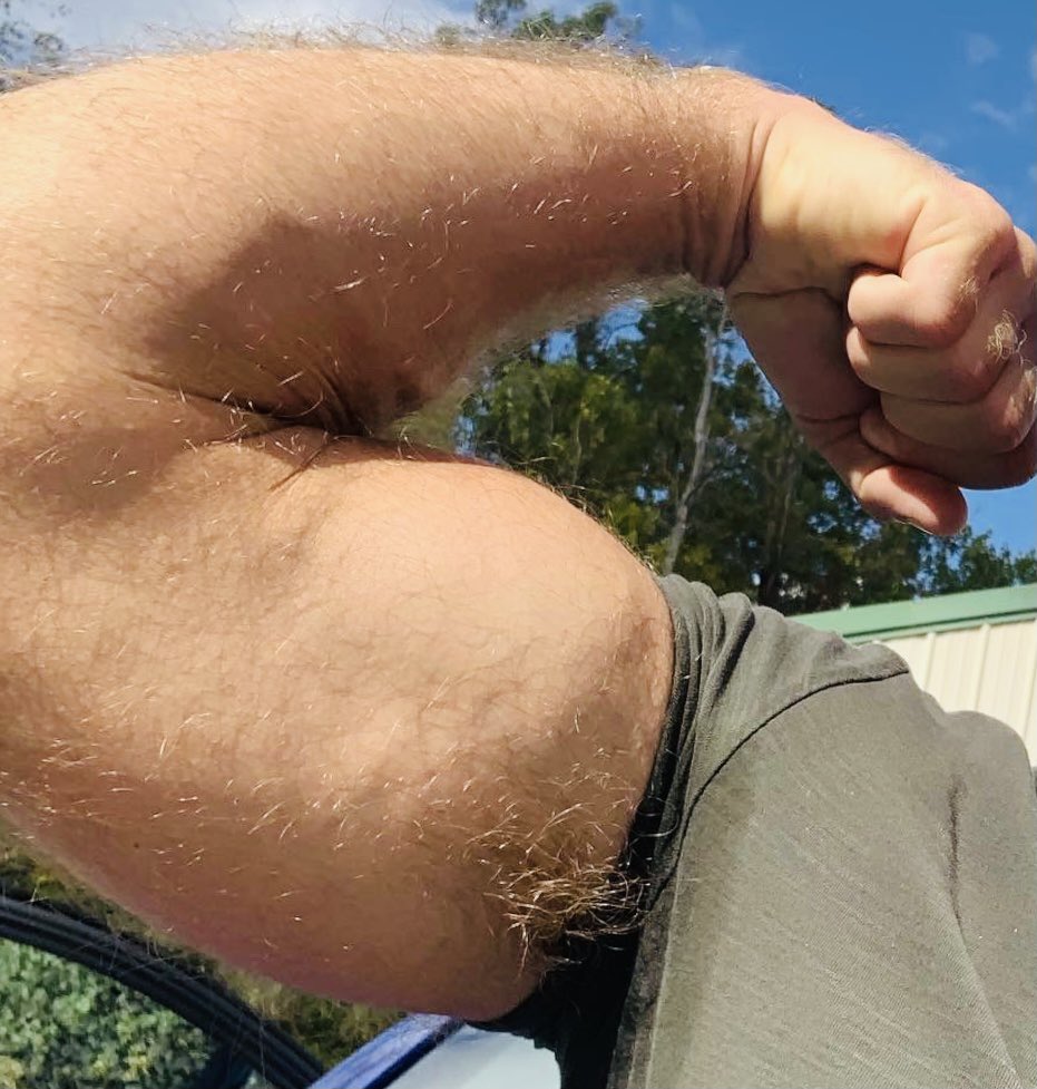 Need a boy to toss around and dominate after that Sunday morning arm pump 👀💪🏼😈