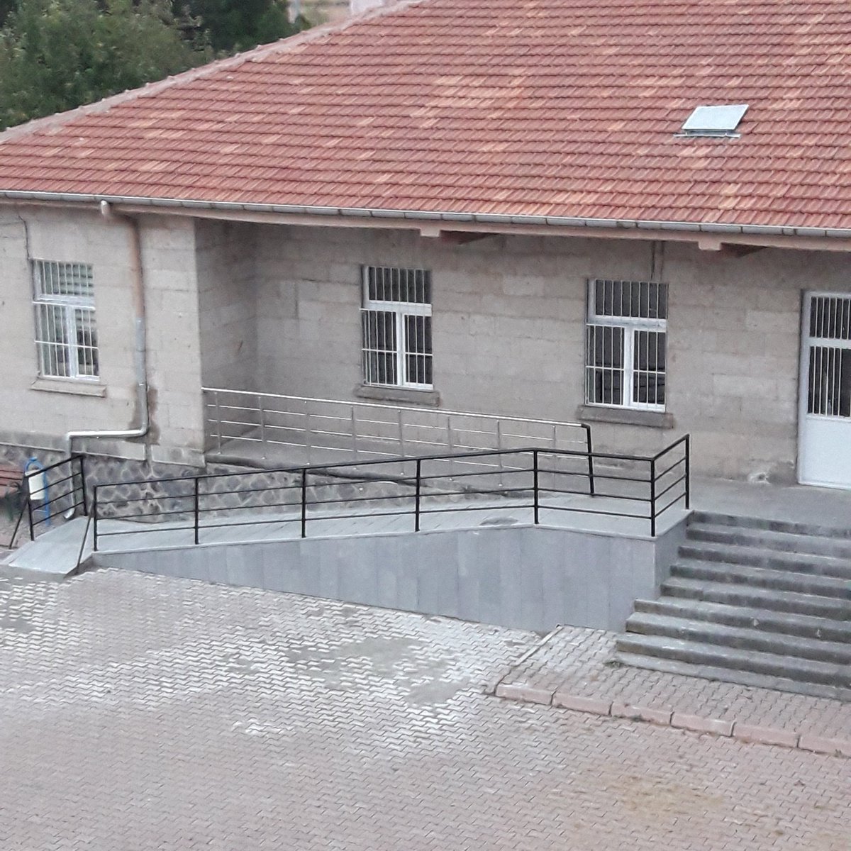 Talas Belediye Başkanı Sayın Mustafa YALÇIN'a okulumuz, öğrencilerimiz ve velilerimize adına çok teşekkür ederiz. Talas Belediyesi tarafından okulumuzun ek binasının çatı aktarımı ve engelli rampası yapılmıştır.<a href="/muselmali/">Mustafa ELMALI</a> @Mustafayalcinn_