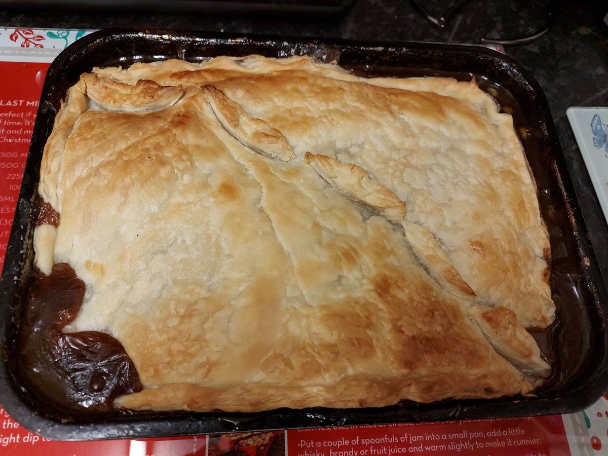 thevegansnuts's tweet photo. Homemade vegetable pie and chips for dinner tonight 😋 ☺❣🙌🏽🌱🙏🏽
#vegan #veganfoodshare #govegan #plantpowered #peacestartsonyourplate #food #foodies #yummy #foodshare #homemade #SundayDinner #vegetablepie https://t.co/wOHUUeK24E