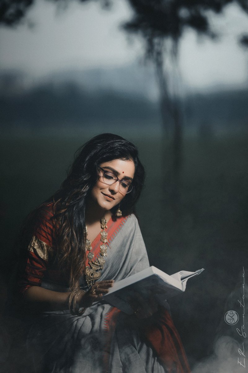 sayantani8's tweet photo. অন্য আমি....
#moods #differentme #sareelove #booklover #bengaliactress #weather😍 #classiclook https://t.co/LoupLgd1gx