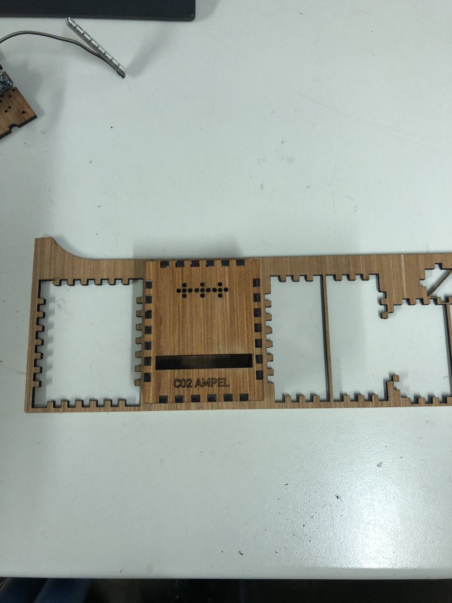Maddi_EF's tweet photo. Heute so im @makerspace_ef - die #Co2ampel vom @MakeMagazinDE bekommt GehΓ€use. Mit dem #Fabkit MK2 von @FabCreator wurde gecuttet. #3Dprint gedruckte Halter von @fpf2000 #DIY #Lasercutter #mqtt #iot #Makerspace #Hackspace @bytespeicher_ef https://t.co/nUDkoOdLFP