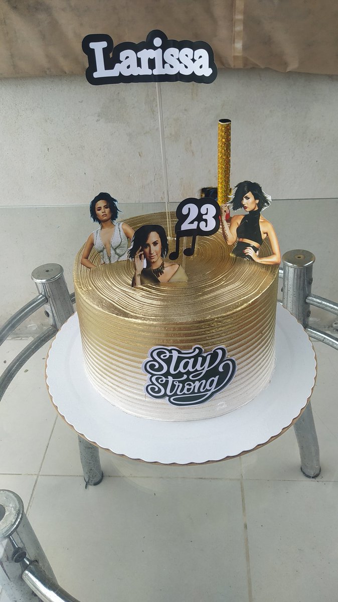 mamiddl's tweet photo. Só pra deixar registrado que eu ganhei uma festa surpresa com a Demi de tema, eu tô mega felizzzzzz ❤️❤️❤️❤️ https://t.co/JwfI0MOUft