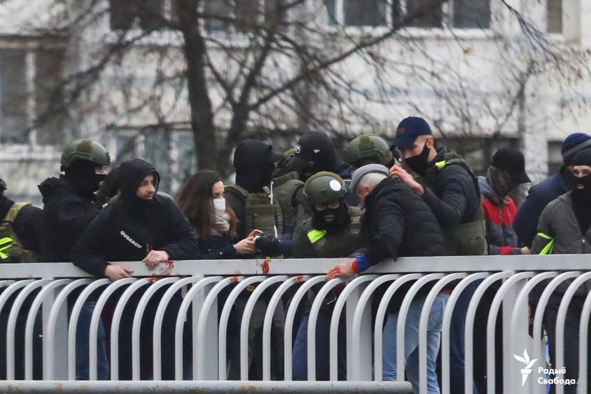 franakviacorka's tweet photo. According to volunteers, 1050 people are detained so far. Numbers keep growing. Regime launched today atrocious brutalities. Police impunity, detainees tortured.
This is a war of terror by the state. It must be stopped. Belarusians are doing what they can but they need help. https://t.co/Q62rNP321D