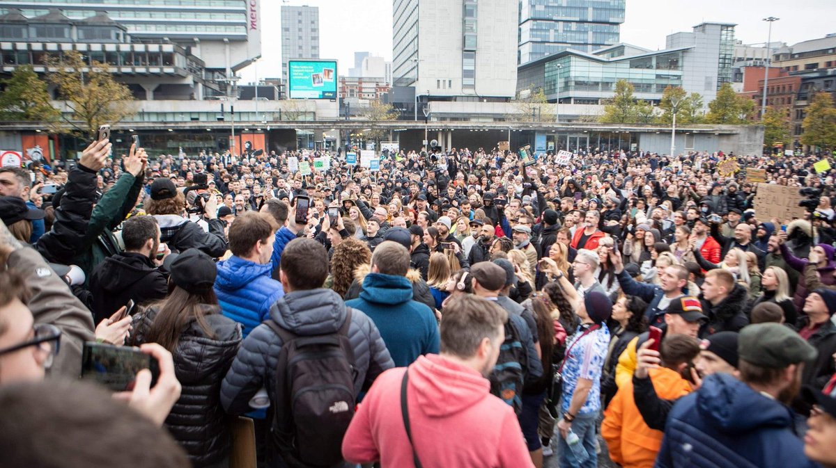 What idiots... whatever your views this just ridiculous and putting more lives at risk, and to do on Remembrance Sunday too..Fools #PiccadillyGardens #Manchester