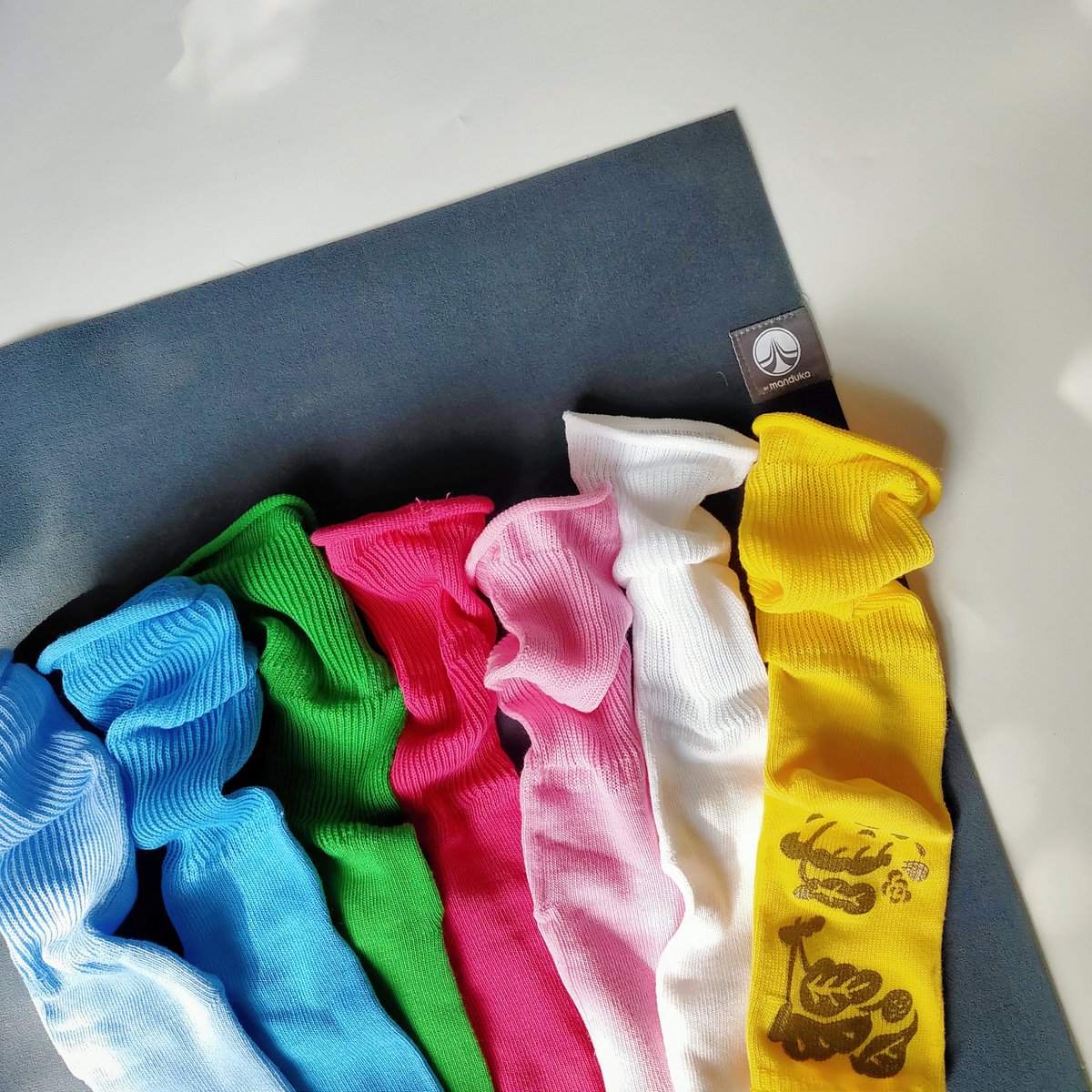 RIRILA_official's tweet photo. 鮮やかな気分の上がるOPENTOEヨガソックス。
踵があいてないので冬のカサカサも気にせずヨガを受けれます。
足裏グリップが痛いと言う声をよく聞きますが、全く気になりません。
寒い冬も元気に身体は整えたい、という方にぜひ。
#ヨガアイテム #ヨガソックス #ヨガで足が冷える #ririla https://t.co/XxXqWD1b9R