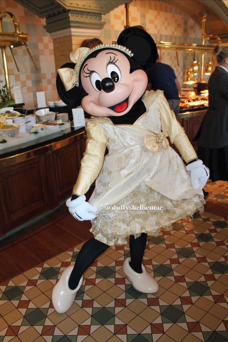 duffyshelliemae's tweet photo. Trying on #Holiday dresses! #MinnieMouse #GoldDress 🌟#ChampagneBrunch #DisneylandParis #DLP #BrunchRun #Inventions #DisneylandHotel #ミニーマウス #DisneyHoliday #DisneyChristmas #WinterDress #GoldBow https://t.co/VOHWdgutl9