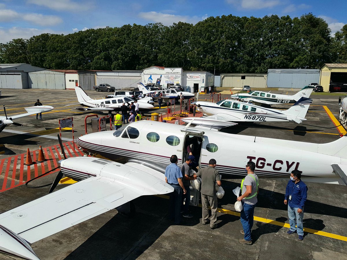 AeroclubGuate's tweet photo. Finalizamos nuestro 3er dia de puente aereo, hoy un total de 39 vuelos y 25,809lbs de viveres transportados a Puerto Barrios, Morales, Peten y Coban. Se continua realizando operaciones de 🚁 de rescate. 

La aviación general apoyando al pueblo de #Guatemala una vez más. https://t.co/77aSEbZLCt