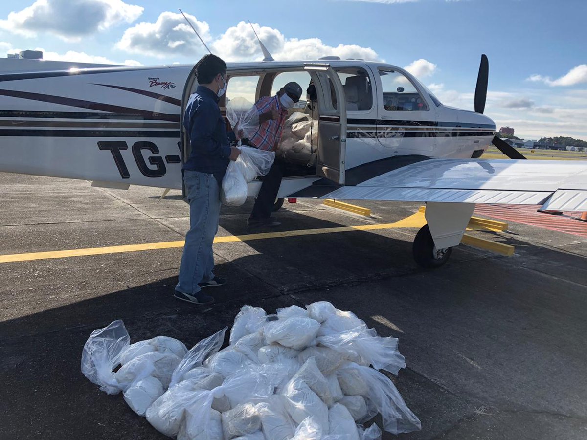 AeroclubGuate's tweet photo. Finalizamos nuestro 3er dia de puente aereo, hoy un total de 39 vuelos y 25,809lbs de viveres transportados a Puerto Barrios, Morales, Peten y Coban. Se continua realizando operaciones de 🚁 de rescate. 

La aviación general apoyando al pueblo de #Guatemala una vez más. https://t.co/77aSEbZLCt