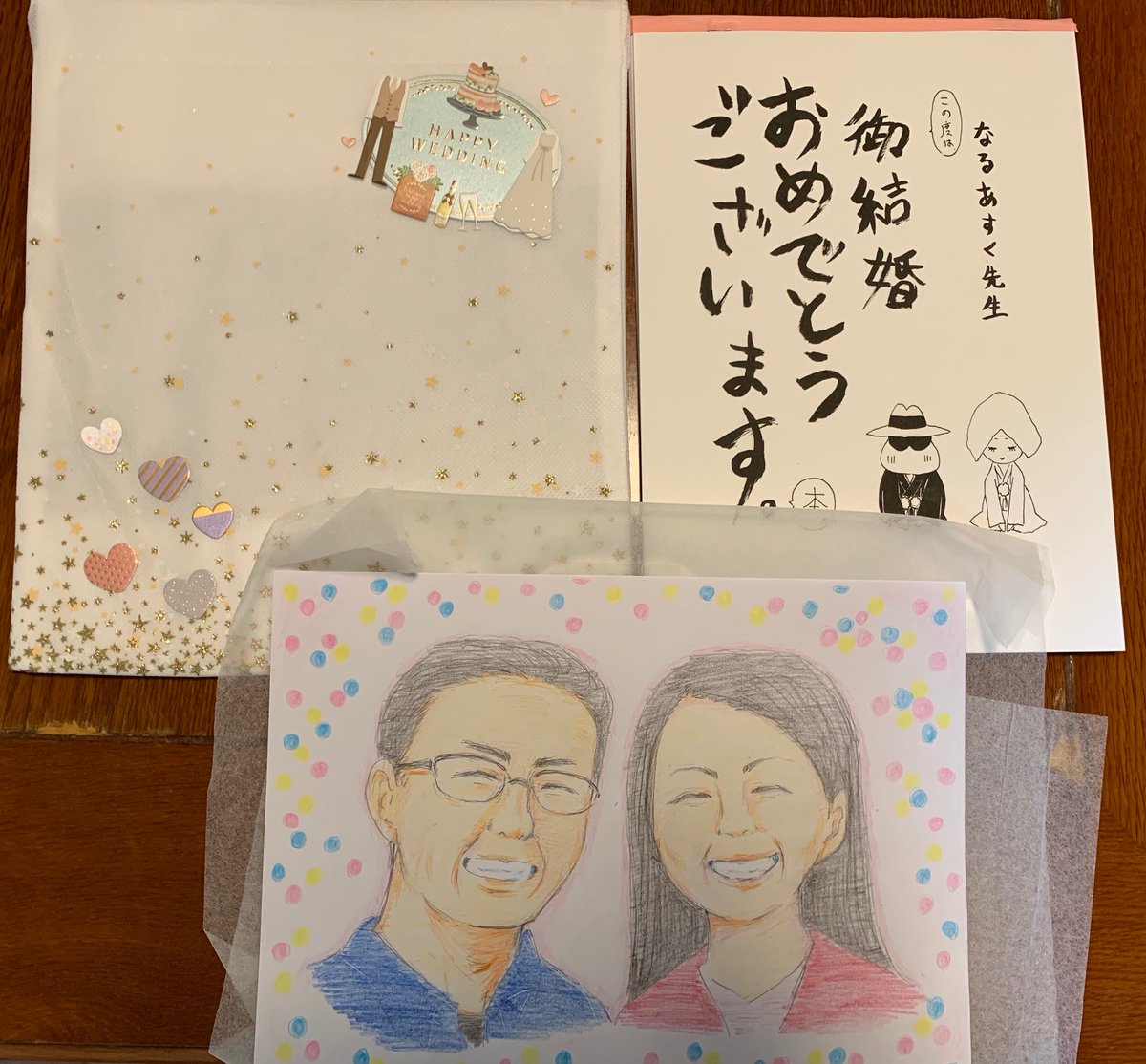 遅ればせながら先日の挙式サプライズとして頂いた通称ボスこと「慈猿」@Jien_ さん主催で25名の皆様からお祝いを集めて作成して頂いたという結婚お祝い本を許可頂いた範囲でご紹介♪表紙の上手な自分達の似顔絵と可愛い裏表紙はマギラー@iketenaiz377 さんによる豪華仕様…!本当に感謝です…!?♂️✨