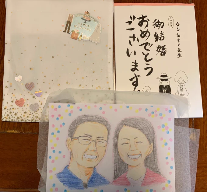 遅ればせながら先日の挙式サプライズとして頂いた通称ボスこと「慈猿」@Jien_ さん主催で25名の皆様からお祝いを集めて作成して頂いたという結婚お祝い本を許可頂いた範囲でご紹介♪表紙の上手な自分達の似顔絵と可愛い裏表紙はマギラー@iketenaiz377 さんによる豪華仕様…!本当に感謝です…!?‍♂️✨ 
