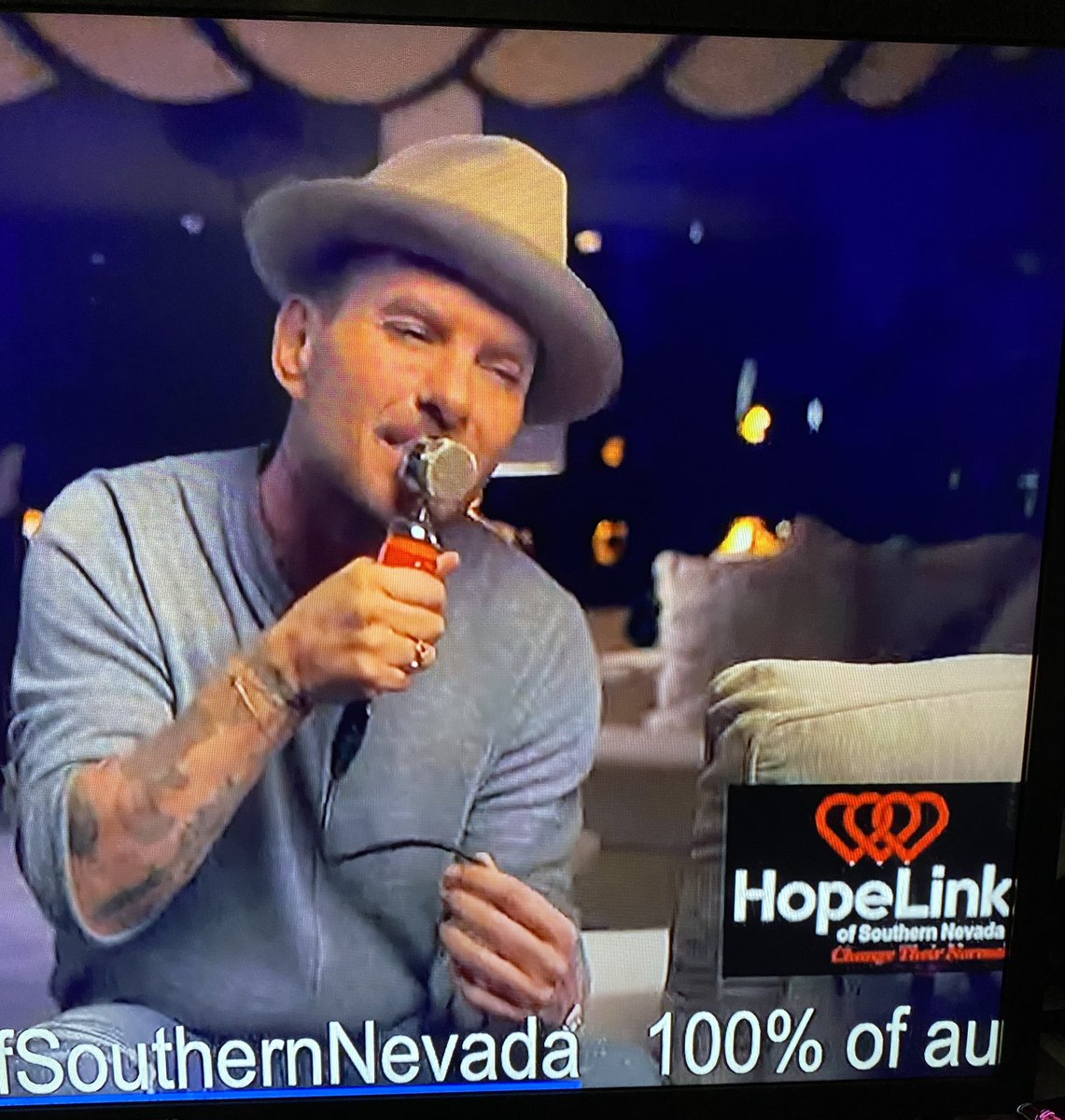 @mattgoss doing what he does best ❤️@TeamMattGoss #jamminforhope @Link2Hope