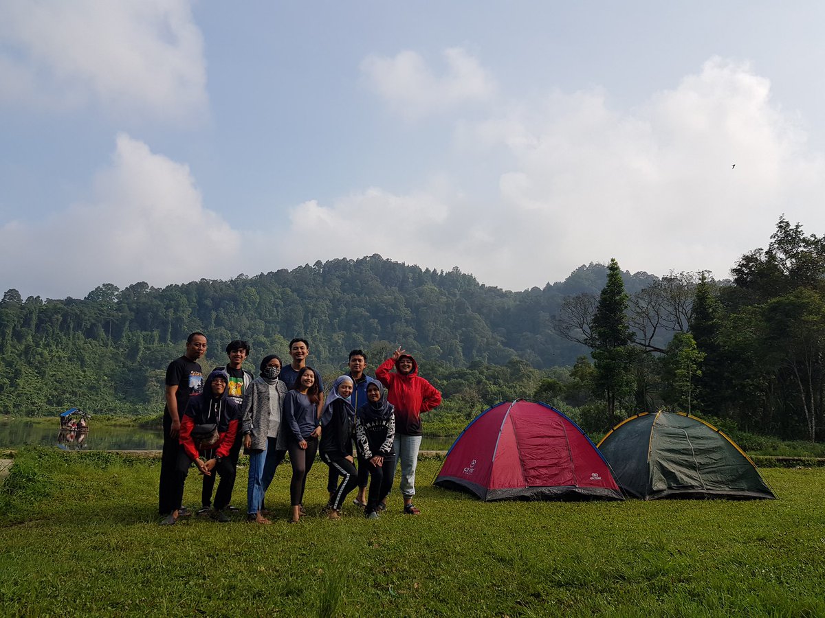 Dari aku, dan segala kelemahan yang menyusahkan kalian, maaf dan terimakasih banyak. "Jangan Kapok" jadi salam sebelum kita pulang. 💛