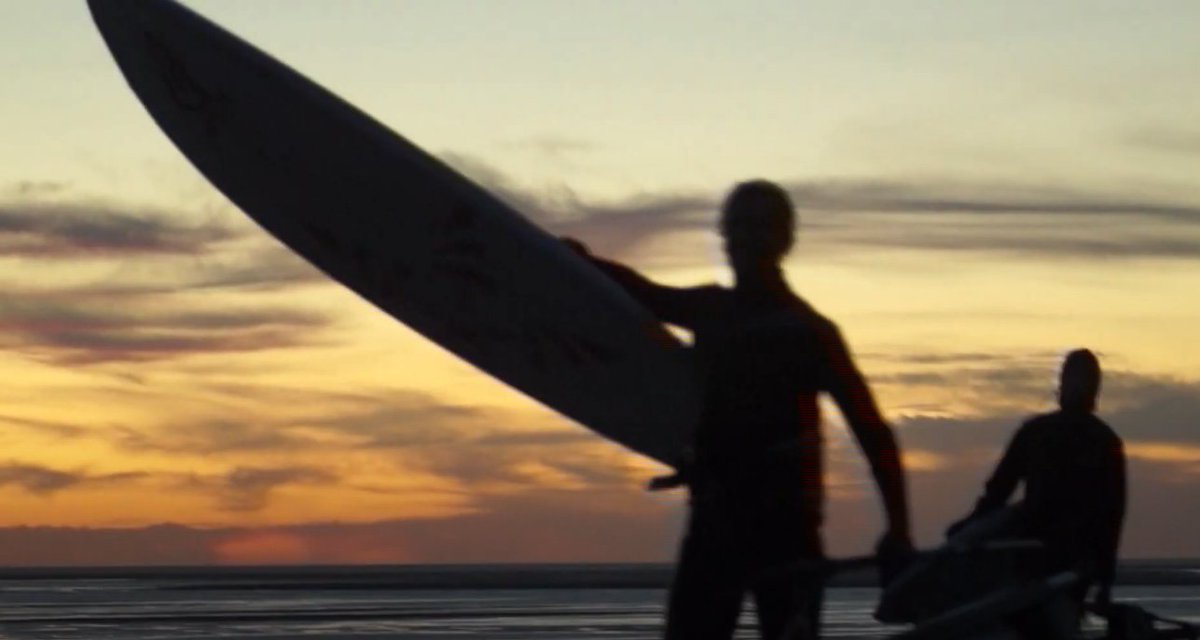 Continentseven's tweet photo. A sunset windsurfing session together with your friends is hard to beat #nothingbutsand #windsurfing #germany #funboarding #sunset #langeoog #autumn #southernnorthsea https://t.co/zvHMW6t2cB https://t.co/tlHOpw371O