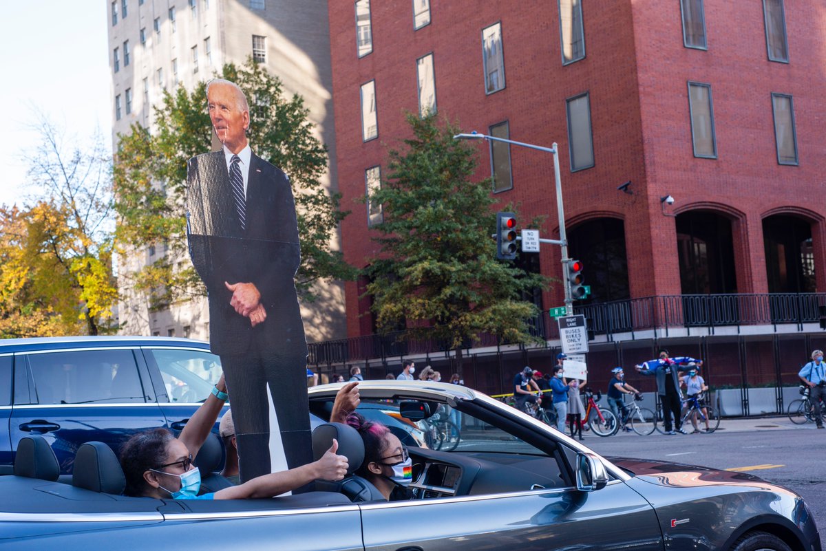 YujingHuangtw's tweet photo. The announcement of U.S.A Biden-Harris victory brought thousands of people to Black Lives Matter Plaza near the White House in Washington D.C., Saturday, Nov. 7, 2020. 
#photojournalism #Election2020 #BlackLivesMatterPlaza #BidenHarris2020 #WashingtonDC #news https://t.co/3ZXCI0MpBu