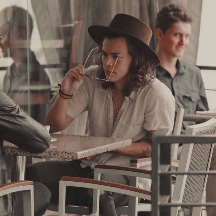 AdoreYourHabits's tweet photo. 𝑳𝒂𝒓𝒓𝒚 𝒂𝒖 𝒑𝒂𝒓𝒕𝒆 2
¿Que pasaría si 3 años después te vieras obligado a trabajar con tu amor de la adolescencia?
O
Donde a Harry un fotógrafo novato pero muy talentoso lo ponen a trabajar con Louis un cantante en ascenso y ah, si, también su amor de la adolescente. https://t.co/2ENvSCUV1L