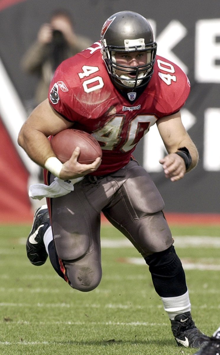 mobozzen's tweet photo. Mike Alstott @Buccaneers 🏴‍☠️ @M_A_F_F @BoilerFootball
🇺🇸🏈🐐11 year @NFL totals:
💪🏻 5,088 yards on 1,300+ carries 
🙌🏻 58 running touchdowns
🐐 305 catches = 2,300 yds
🙌🏻13 receiving touchdowns
🏆 6x Pro Bowls
👑 3x All-Pro
#MakeFullbacksGreatAgain 
#GottaLoveTheFullback #Alstott https://t.co/VxMqmBVvOR