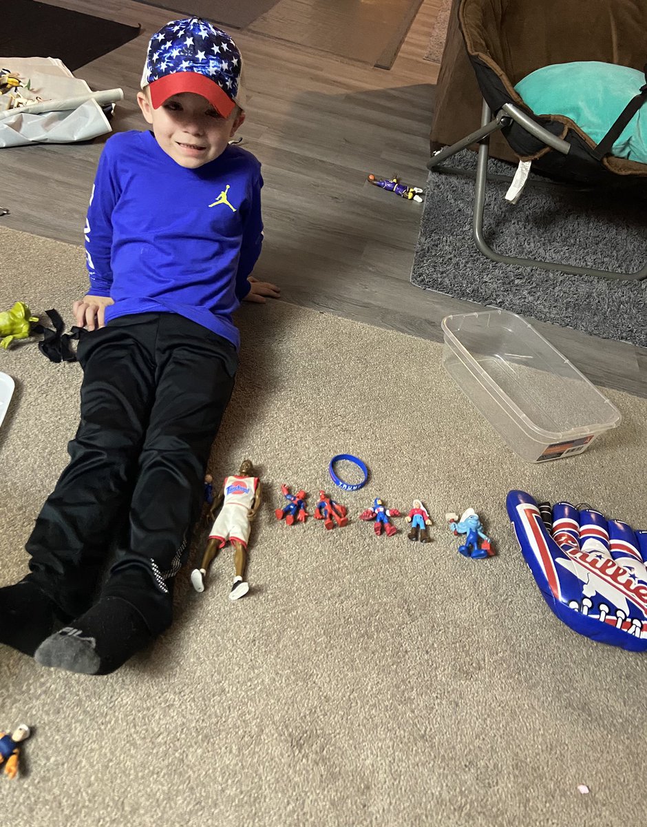 AnnaWShepherd's tweet photo. @SchoolsFloyd @LizIsac3 pre-k classroom activity Tue. was for families to do a scavenger hunt inside &amp; out looking for items that were RED, WHITE &amp; BLUE. 👀 at the special things Dad, Lyle Johnson helped his son, Krue Johnson find @SouthFloydElem! #ParentInvolvement @Floydsuper1 https://t.co/ElJylbOXew