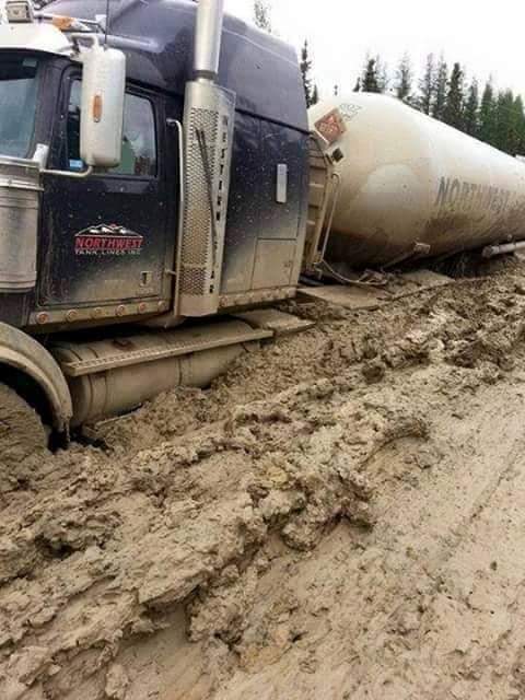 TeslaPhx's tweet image. I don&apos;t think the @Tesla #Semi would&apos;ve gotten into this mess... #HumanPilot